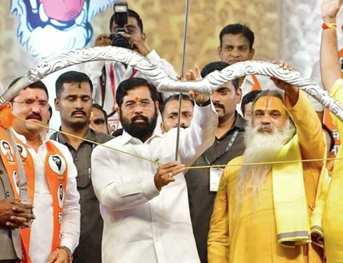 खरी शिव सेना कोणाची ? एकनाथ शिंदे यांच्या शिव सेनाला धनुष्य बाण चिन्ह निवडणूक आयुक्तां कडून प्राप्त झाले. जेवढे राज ठाकरे शिव सेनेतून बाहेर पडून नुकसान नाही केला ते एकनाथ शिंदे यांनी करून दाखवले.